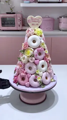 Nếu bạn quá ngán bánh sinh nhật thì tháp Donut kết hợp cùng hoa socola dẻo cũng là 1 lựa chọn hoàn hảo 😉😉 #bepcuasoi #daylambanh #PipingGel #tuilasoiday #banhdonut 