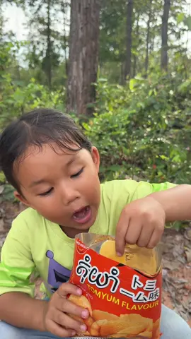 Single mom show SURVIVAL with eggs in forest #Outdoors #camping #survival 
