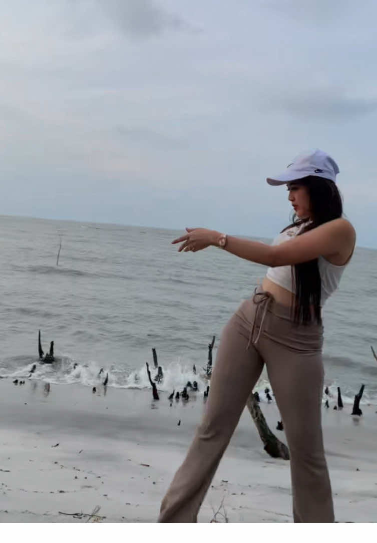 College Ki Ladkion💃 Jgn ragu hitamkan kulit, nnti kita putihkan lagi🤪 #bollywoodsong #bollywood #irmawaryarai 