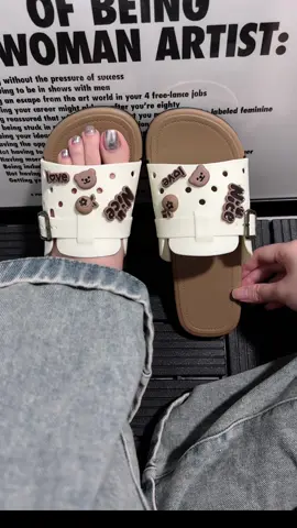 Dép lê sticker hình gấu #chiendichnhasangtao #cuocduanhasangtao #reviewgiaydep #tiktokshop1010 