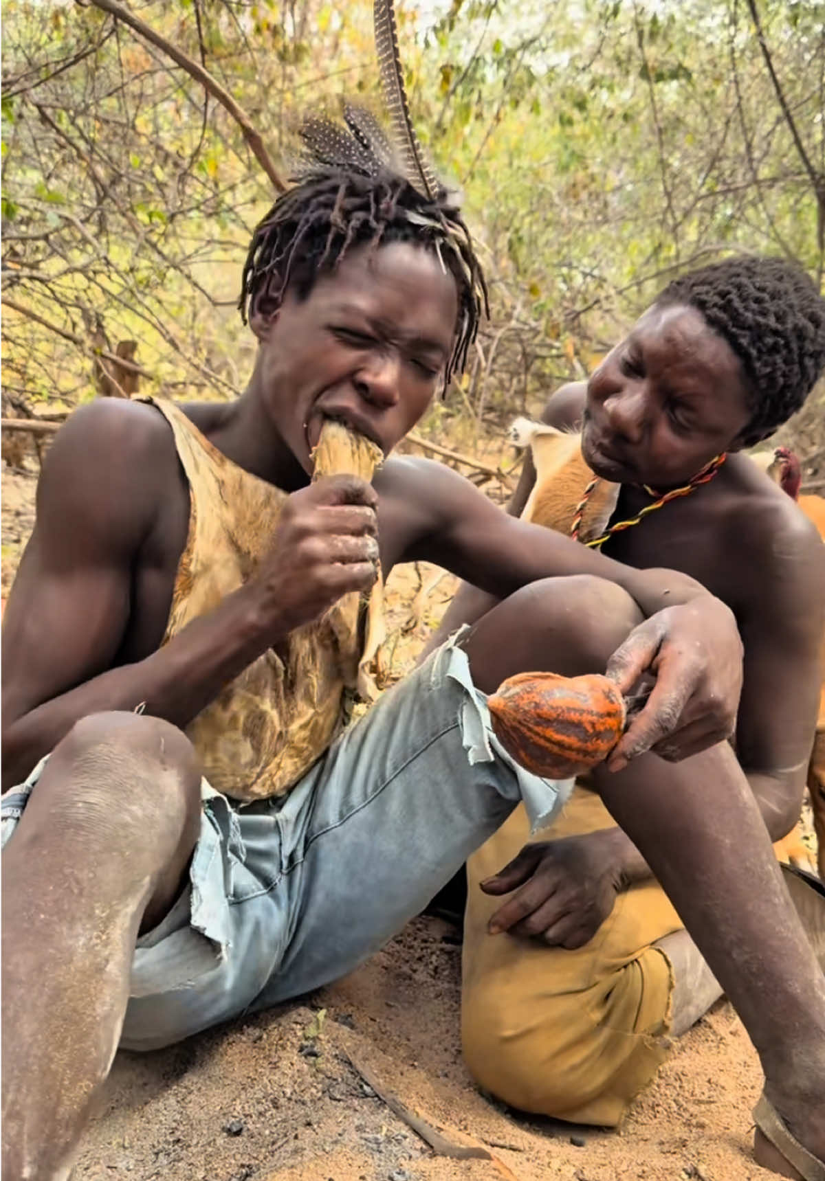 Chaaba gave his share to the dog and stared at the young man for 2 hours, finally gaining something#hadzabetribe #foryoupage #FoodLover #cooking #chaaba 