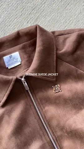 Blondie Suede  Jacket🧥 แจ๊คเก็ตหนังกลับ มีดีเทลกระเป๋าข้าง 2 ข้าง สามารถใช้ได้จริง ผ้านิ่ม มีซับในใส่แล้วอยู่ทรง #chuuchop #chuugirls #เสื้อแจ๊คเก็ต #jacket #แจ๊คเก็ต 