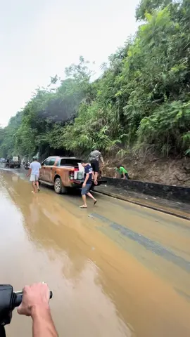 Điện mất - nước sạch cũng hết cạn, cũng may cho hà giang có nguồn nước tự nhiên trời ban để khắc phục sau lũ 🥲