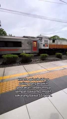 apalagi kalo bukan KA Cikuray🤭.. (maapkeun ada orang lewat ya karena ini posisinya aku bukan mau hunting, cuma nunggu krl sepulang kerja dan kebetulan KA Cikuray mau lewat jadi sekalian rekam wkwk).. #fyp #foryou #railfansindonesia #keretaapiindonesia #kacikuray 