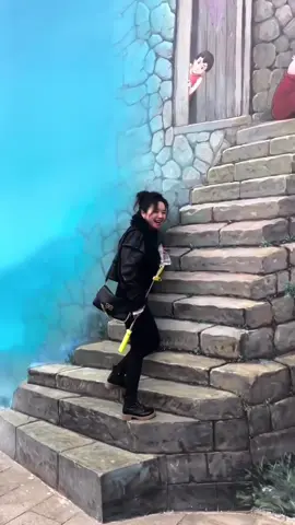 Watch closely – your eyes might play tricks on you! From scaling unseen staircases to blending into flower fields, it’s all about imaginative illusions and visual magic. Can you spot what’s real and what’s brilliantly crafted art? Artists: 1–2) adaxi666666 on Douyin 3–6) hh58585 on Douyin #art #opticalillusion #artist #streetart