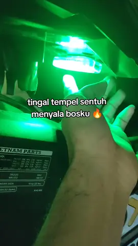 tinggal tempel tanpa kabel menyala bosku 🔥  #lampukolong #lamputempel #lampurgb #lampuplafonmobil #fyp 