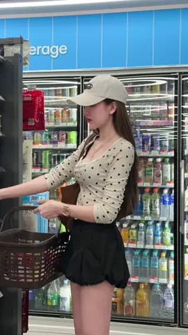 หาของกินกัน 🥰🤍 #ทริคแต่งตัว #กระโปรงบอลลูน #แต่งตัว 