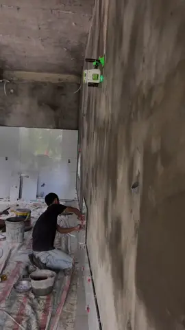 Ốp gạch tường rất chuẩn khi treo máy laser #ốpgạch #ốpgạchtường