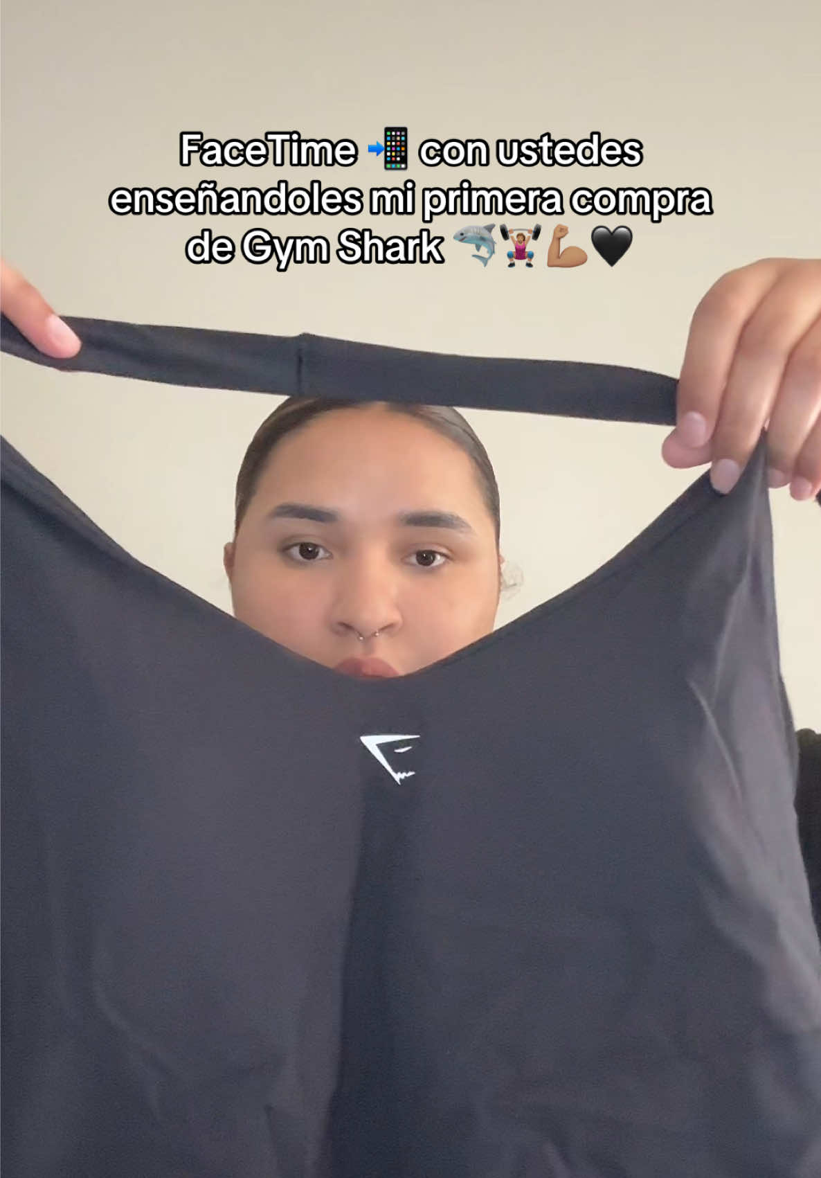 FaceTime 📲 con ustedes enseñandoles mi primera compra de @Gymshark .🦈🏋🏽‍♀️💪🏽🖤 #gymshark #ropadeportiva #sportwear #activewear #jenniferruidiaz  