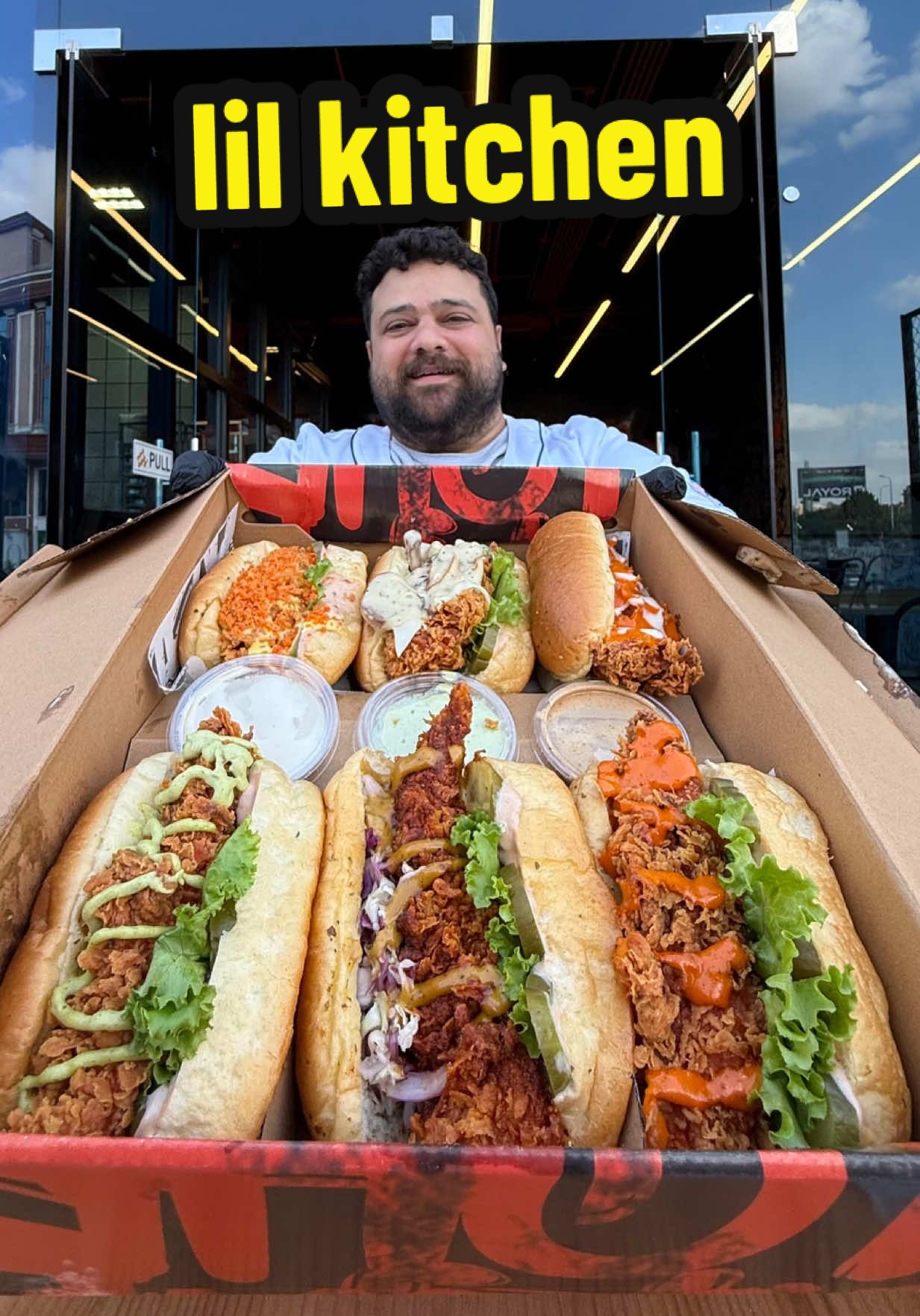 شوية شباب زى الفل عاملين مشروع بجد خطير، اكل فراخ خطيرة و لقمة عيش اخطر و براند بجد شبابى و جميل، هما بداوا من الفيوم و حالياً  عاملين فرع تحفة فى التجمع الخامس …. المكان اسمه  ‪lilkitchen • 📍بنزينة تشيل اوت لوتس .. التجمع الخامس⁩