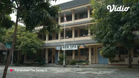 Elzan sama Ical sebenarnya udah tobat, pingin hidup normal bareng Wulan dan Ara. Tapi ya namanya hidup penuh pertaruhan, ada aja masalah!  Lo jual, mereka beli.  Kasih paham, pake hantam! 👊🏻👊🏻👊🏻  The biggest action series in Indonesia is back.  Pertaruhan The Series 3, tayang 14 November hanya di Vidio. #pertaruhantheseries3 #vidiooriginalseries #screenplayfilms #comingsoon jefrinichol giulioparengkuan clarabernadeth graciellabigail  allyasyakilla danielekaputra godfredorindeod jeremiejtobing kukuhprasetya narendrarendra khivarayanka auliasarah ferrysalim  alifikri maudyeffrosina elangelgibranrosani rezahilman aming  