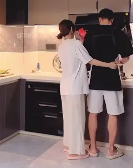 一起做饭 她帮忙 我渡劫 还能活几集？你的女朋友也这样吗#做饭翻车 #搞笑 #情侶 『没办法太好笑了 就想分享』@抖音流量傳播員（台灣🇹🇼） 