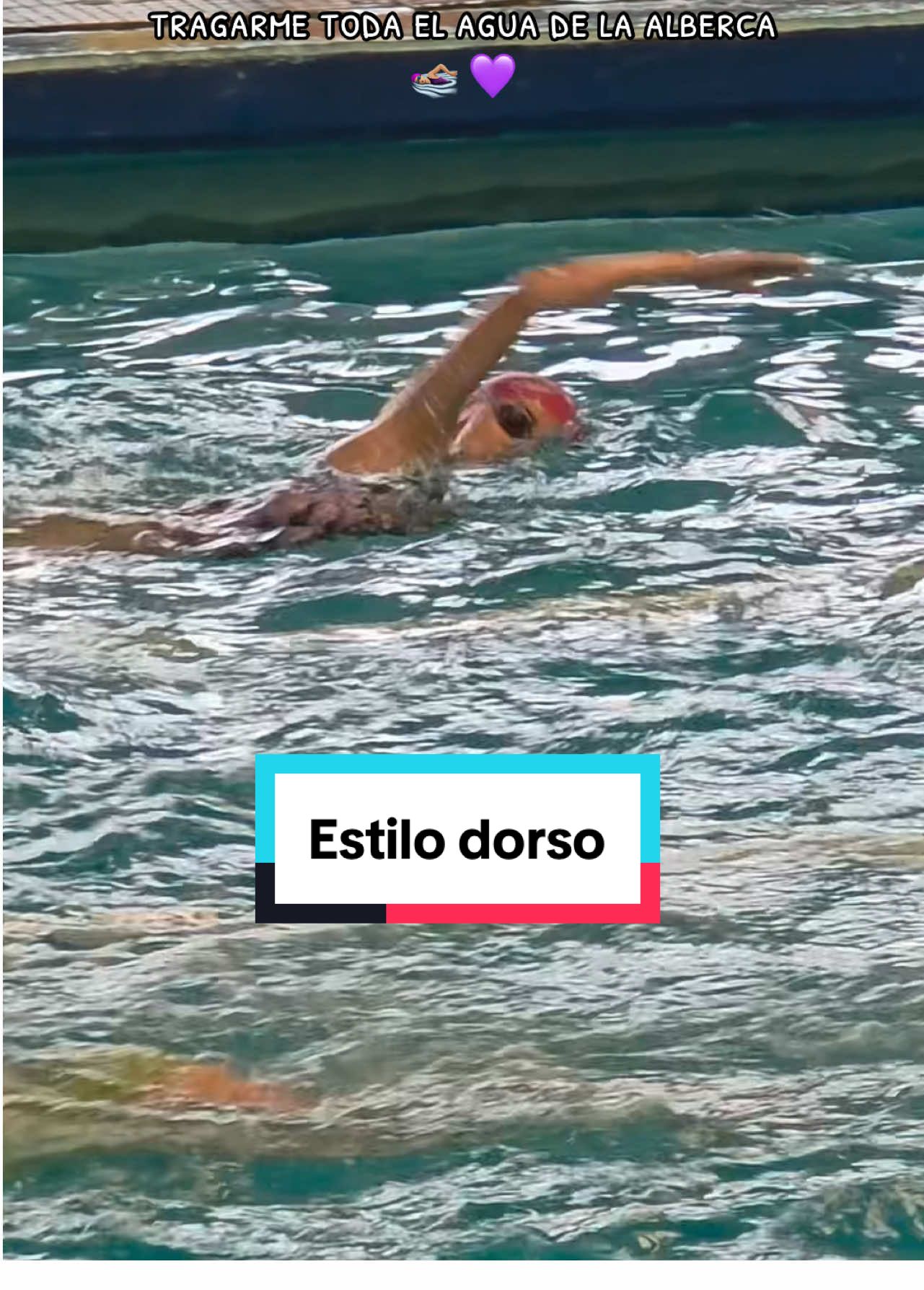 Soy yo y mi pelea eterna por no levantar tanto la cabeza al respirar en el estilo crol 🏊🏼‍♀️💜 #natacion #deporte #swimming #foryou #fyp 