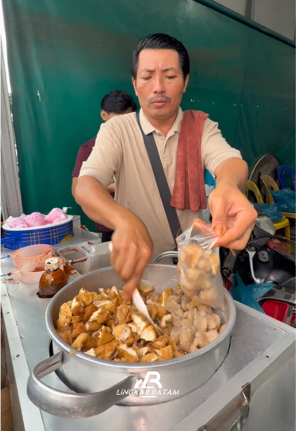 Mana Nih Warga Tiban Wak! Pentol Rujak Pakde Yang Orangnya Keliatan Awet Muda 📍Lokasinya Di : Pentol Rujak Pakde Pas Di Sebelah Alfamart Tiban Mc Dermot Like, Share Dan Follow @lingkarbatam Untuk Info Menarik Lainnya. #batam #rekomendasibatam #infobatam #seputarbatam #lingkarbatam 
