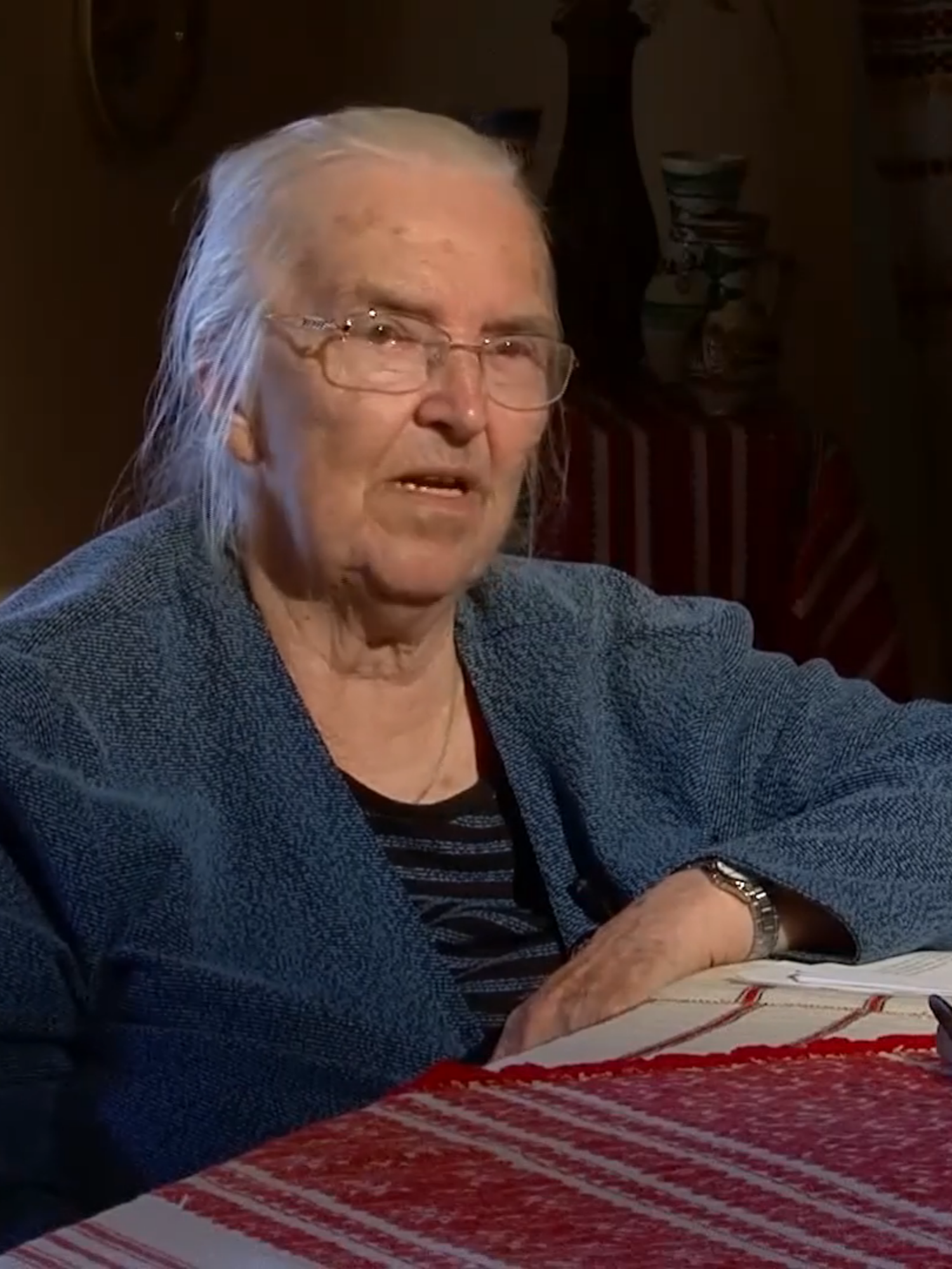 „Era totdeauna gata să-i ajute pe toți oamenii!” Fiica Sfântului Dumitru Stăniloae povestește despre figura tatălui dânsei și despre dragostea pe care acesta o avea față de semenii săi. Sfântul părinte ere mereu gata de a-i ajuta pe toți care veneau la el cu diferite probleme.  ▶Urmăriți aici ediția integrală: https://tinyurl.com/chipuridesfintenietrinitas  #ajutor #aproapele #semeni #sfintenie #credinta #vesnicie #ChipuriDeSfintenie #TRINITASTV