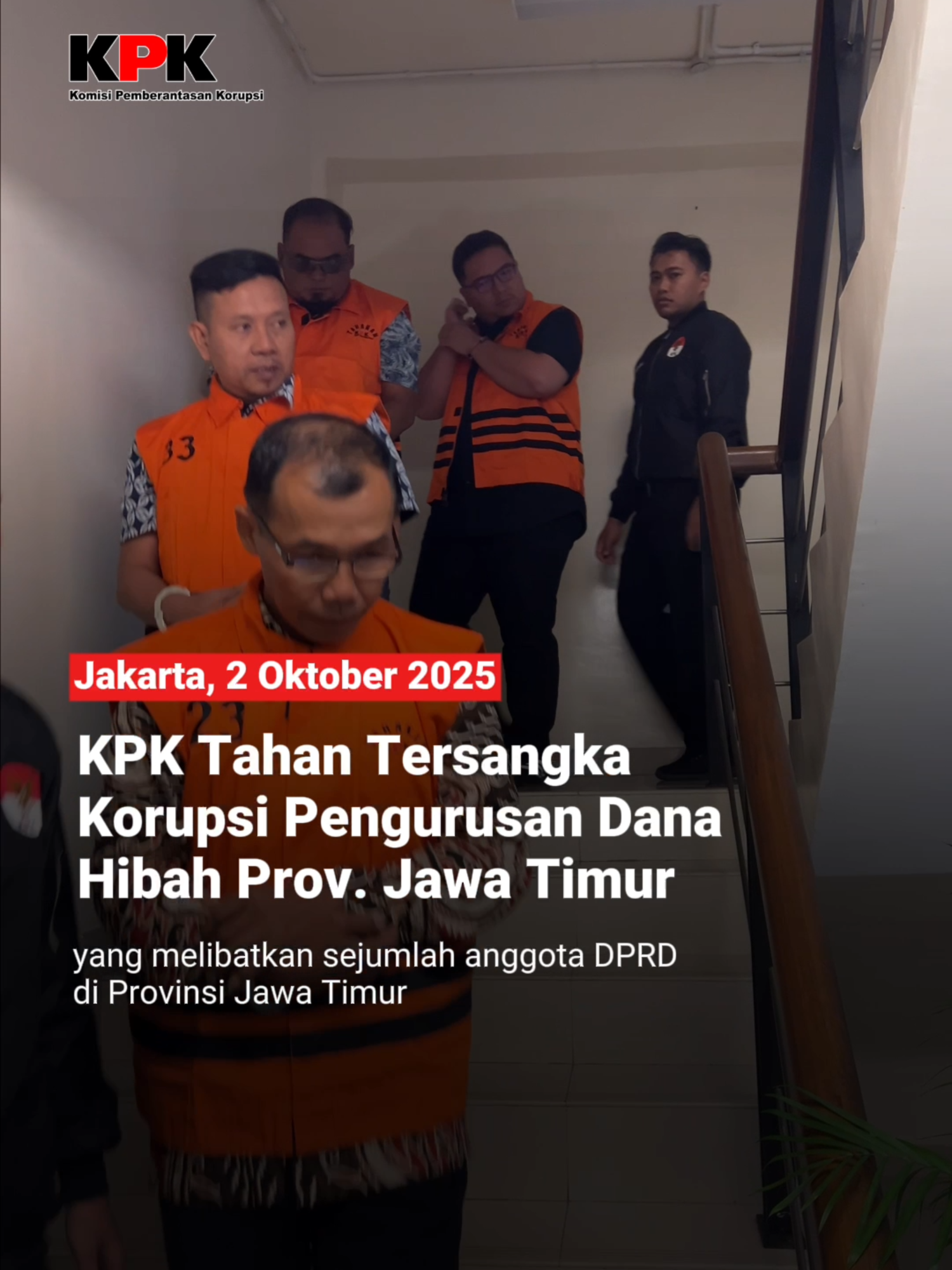 Jakarta, 2 Oktober 2025 - KPK menetapkan 21 orang sebagai tersangka korupsi, serta menahan 4 orang di antaranya, terkait pengurusan dana hibah dari Anggaran Pendapatan dan Belanja Daerah (APBD) Provinsi Jawa Timur untuk kelompok masyarakat di Jawa Timur TA 2019-2022. Para tersangka diduga melakukan mufakat jahat dalam pengurusan dana hibah yang seharusnya diperuntukkan untuk membantu kebutuhan riil masyarakat, namun justru dikondisikan, sehingga dana hibah yang betul-betul digunakan untuk pembangunan daerah hanya sekitar 55-70% dari anggaran awal. Dalam perkara yang berawal dari tangkap tangan pada Desember 2022 ini, KPK telah melakukan penyitaan sejumlah aset, antara lain sejumlah bidang tanah, bangunan, serta kendaraan roda empat. KPK terus berupaya mendorong seluruh pemerintah daerah untuk melakukan perbaikan dan evaluasi agar dana hibah dapat bermanfaat secara optimal untuk masyarakat. #PenahananKPK #PenindakanKPK