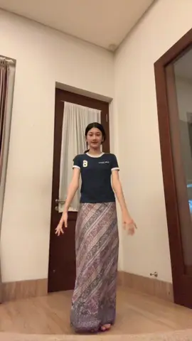 Akuu baru belajar tarian ini guys hehe , menurut aku ini salah satu tarian yang susah tapi seruu😊#MairaMove 
