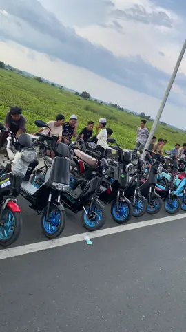 biru alan nya kaka🤙🏻🤙🏻@madan_nolimit⚡ @R O B Y  @RAYHAN_44 @Z4ukyy🪽 @Mhmd_Ramadan69 #seliskalimantan#fypbahabis#sepedalistrikstylekt⚡🤙 #acarasepedalistrik #sepedahedon😎🤬 