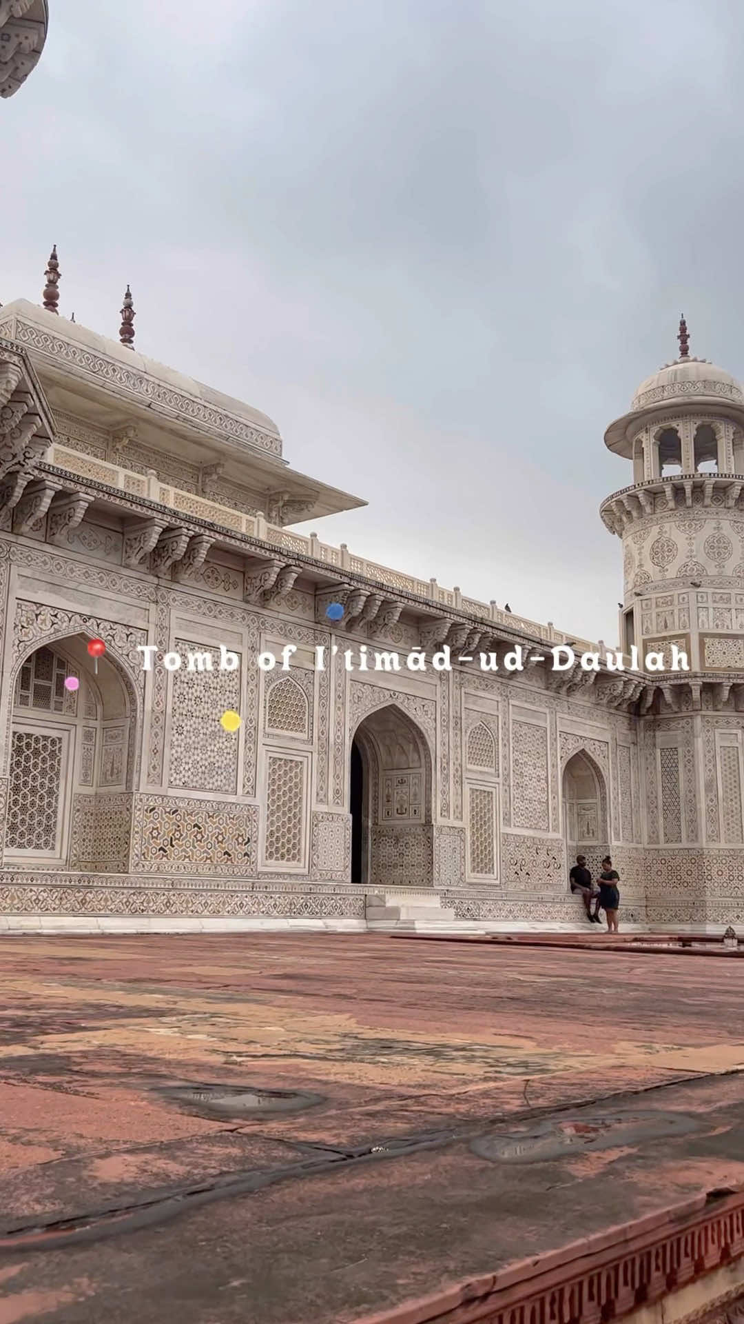 Baby Taj atau Tomb of I'timād-ud-Daulah merupakan makam yang dibangun pada tahun 1622. Sama seperti bangunan bersejarah lainnya, makam ini dulunya juga dipenuhi dengan permata dan batu berlian. Tapi semuanya diambil Inggris saat menjajah India #india #travel #History #mughal #agra 