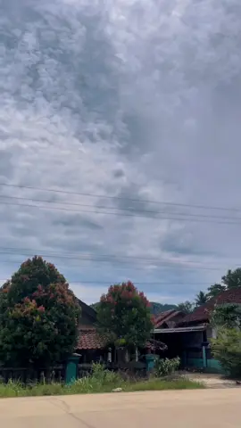 Prosesmu mungkin agak lama , proses kita beda sama orang lain , sementara kamu kaya gini dulu ya . seng sabar le bahagiamu sedang ku usahakan 🥹🫀❤️