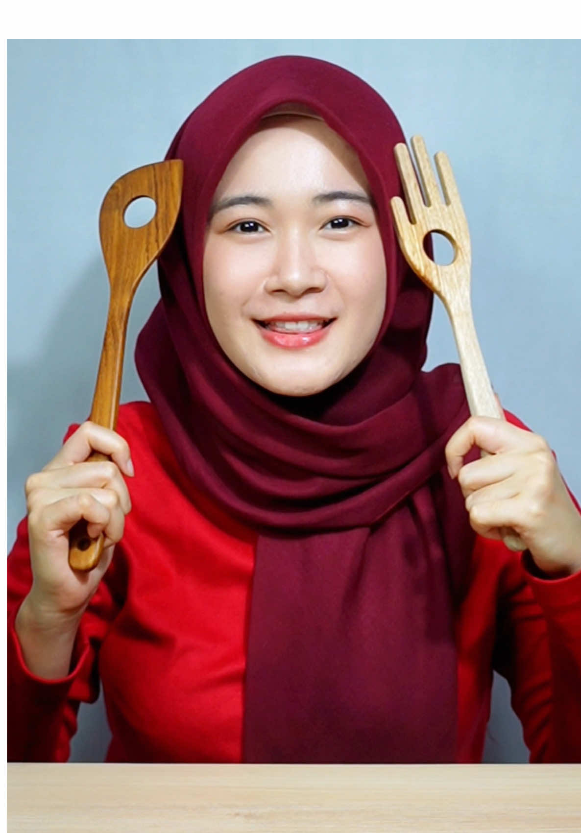 Itu chocolate apa sih? Keliatan enak banget isiannya yang crunchy. Aku jadi penasaran deh.. ada yang tau ga? 😔#guessthechocolate #tryit #Foodie #snacks #chocolate #yummy #ad 