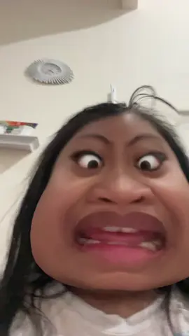 dikasih hp sama emaknya buat main filter tiktok. malah gangguin bapaknya sholat 🤣. jangan ganggu papanya sholat ya nak.