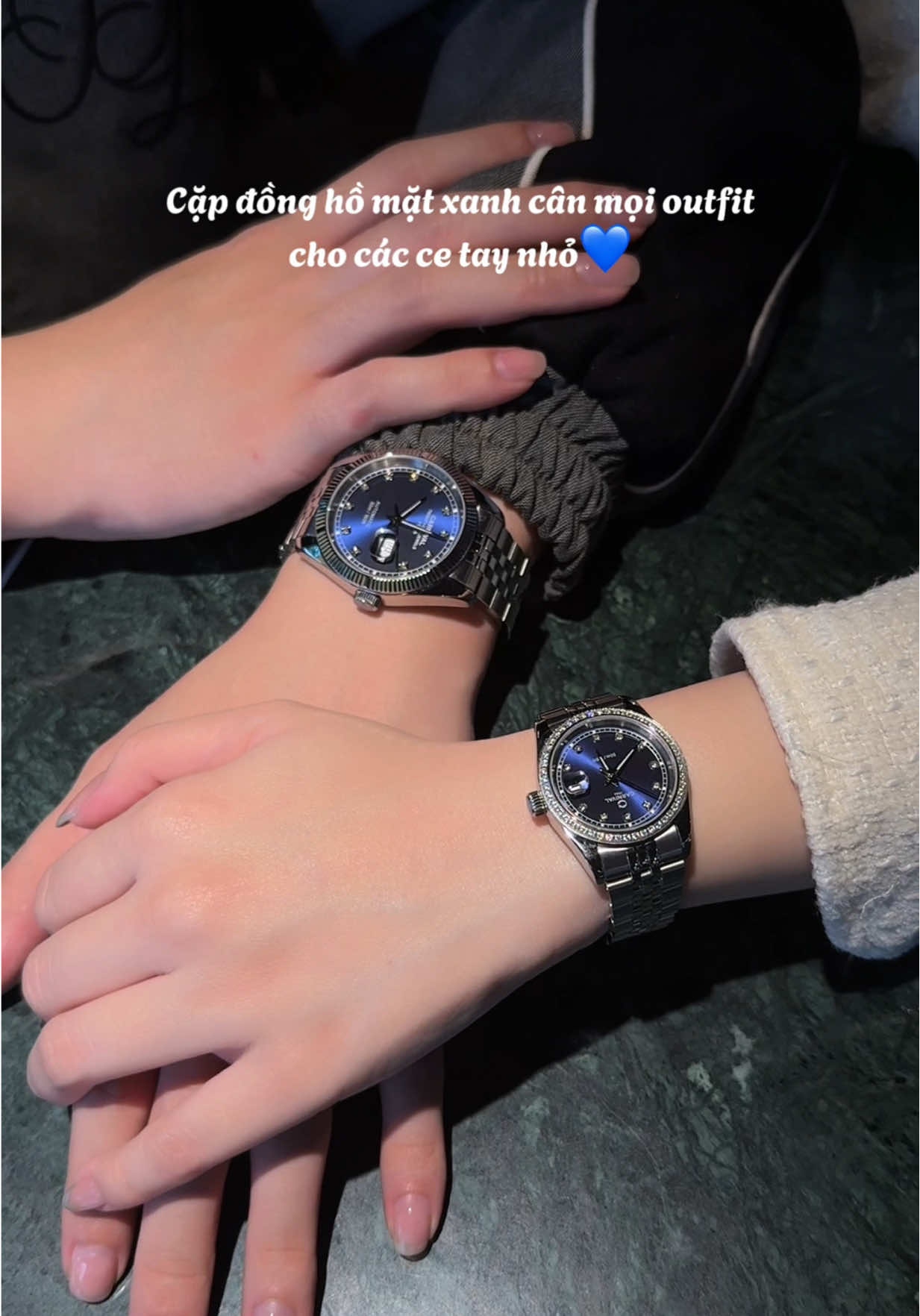 💙 Nói về độ tôn da và dễ phối đồ thì không thể bỏ qua em mặt xanh này nhoa mí bà. Cả nhà ai chưa có bồ có thể tậu lẻ đeo cũng xinh lắm lun ạ ✨ #carnival1986 #8131g #donghocarnival #donghocap #dongho 