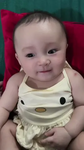 Cô nàng bó bột của cô chú nè 🤣