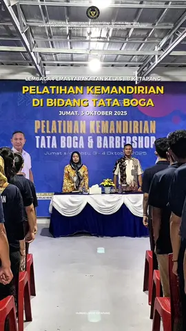 Pelatihan Tata Boga, Bekal Kemandirian untuk Warga Binaan Ketapang, INFO_PAS — Lapas Kelas IIB Ketapang menggelar pelatihan kemandirian di bidang tata boga sebagai upaya membekali warga binaan dengan keterampilan praktis yang bermanfaat. Dalam kegiatan ini, warga binaan dilatih mengolah berbagai menu dengan teknik memasak yang benar dan kreatif. Jumat (03/10/2025). Pelatihan tata boga ini diharapkan dapat menjadi bekal berharga bagi warga binaan ketika kembali ke masyarakat, baik untuk membuka peluang usaha maupun meningkatkan kemandirian hidup. Selain itu, kegiatan ini juga menjadi wadah untuk menumbuhkan semangat, disiplin, serta rasa percaya diri dalam mengembangkan potensi diri. #kemenimipas #pemasyarakatankalbar #lapasketapang #humaslapasketapang #pelatihankemandirian