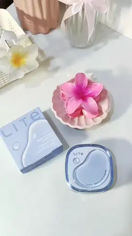 Wardah punya gebrakan baru lagi. Yupss anak barunya si cushion biru inii. Serius cakeppp amayy ini mah 🩵🤏 #reviewcushionlight #lightbywardah #cushionviral #cushionlight #freshandflawless 