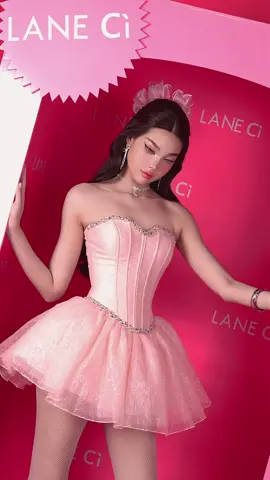 𝐒𝐰𝐞𝐞𝐭 𝐃𝐨𝐥𝐥 𝐂𝐨𝐥𝐥𝐞𝐜𝐭𝐢𝐨𝐧 / 𝐏𝐚𝐫𝐭 𝟏  Sweet Doll Collection mang đến hình ảnh những nàng búp bê ngọt ngào, duyên dáng và đầy cuốn hút. Với gam màu hồng phấn chủ đạo, thiết kế tinh tế và điểm nhấn dễ thương, bộ sưu tập tôn vinh nét đẹp nữ tính, trẻ trung nhưng vẫn sang trọng. Đây chính là lựa chọn hoàn hảo để nàng tỏa sáng trong mọi khoảnh khắc. ———————————————— 𝑳𝒂𝒏𝒆𝑪𝒊̀.𝒔𝒕𝒖 #laneci #trending #xh #xuhuongtiktok #Viral 
