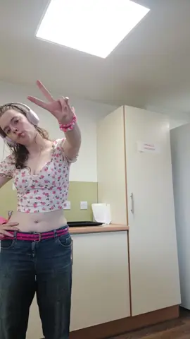 ignore how I forgot the dance halfway through 😭😭 #tiktokdance #dance #foryoupage #fyp #pink 