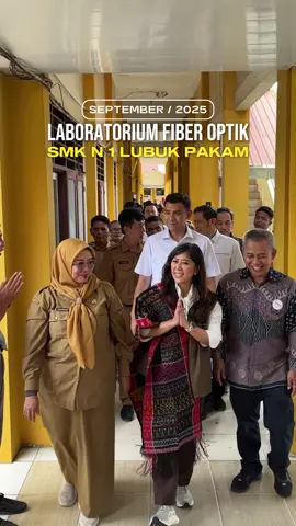 Akses digital yang merata jadi kunci kemajuan bersama. Melalui Program Kampung Internet, Kemkomdigi menghadirkan layanan internet broadband gratis hingga 12 bulan untuk desa-desa yang sebelumnya sulit terjangkau jaringan. Dimulai dari 307 titik di Sumatera Utara dari total 1.194 penerima manfaat di lima provinsi. Tak hanya membangun infrastruktur, Kemkomdigi juga menyiapkan talenta digital. Laboratorium fiber optik untuk SMK Negeri 1 Lubuk Pakam dihadirkan agar guru dan siswa siap menguasai keterampilan jaringan. Program ini lahir dari kolaborasi pemerintah, Apjatel, dan berbagai pemangku kepentingan. Membuka jalan bagi generasi muda menuju masa depan digital. #meutyahafid #menkomdigi #kampunginternet #indonesiaterkoneksi