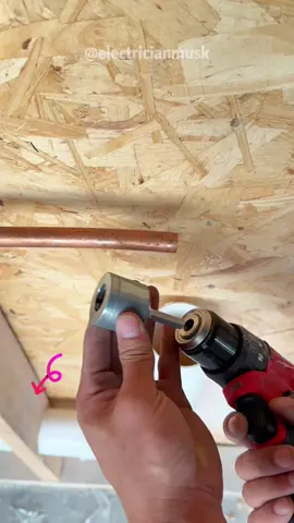 Cepillo eléctrico muy práctico para eliminar el óxido de las tuberías de cobre.#tiktokshop #plumber #bluecollar #diyer #tool 