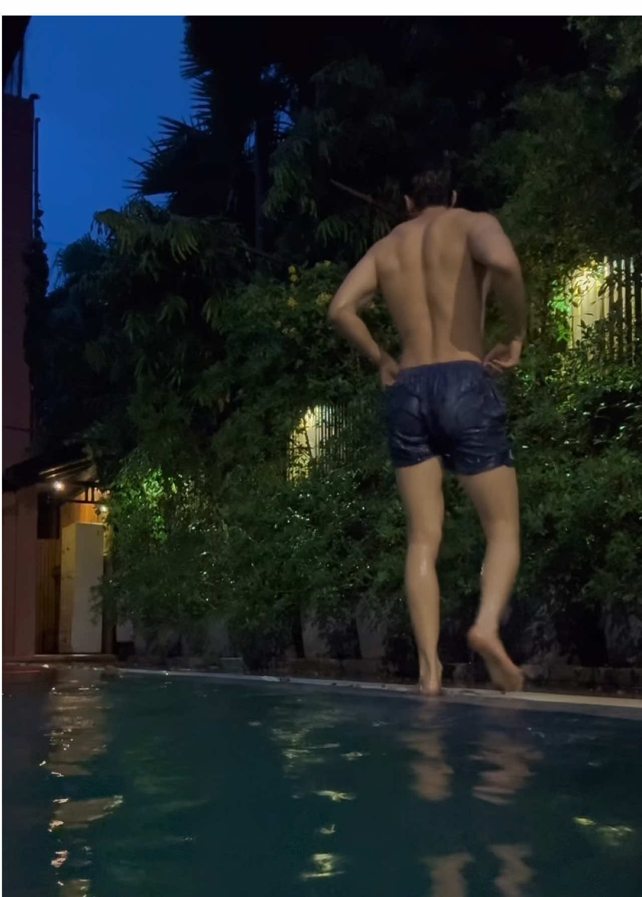 Swimming in the rain 💦 #thebestvibe #swimming #rain 