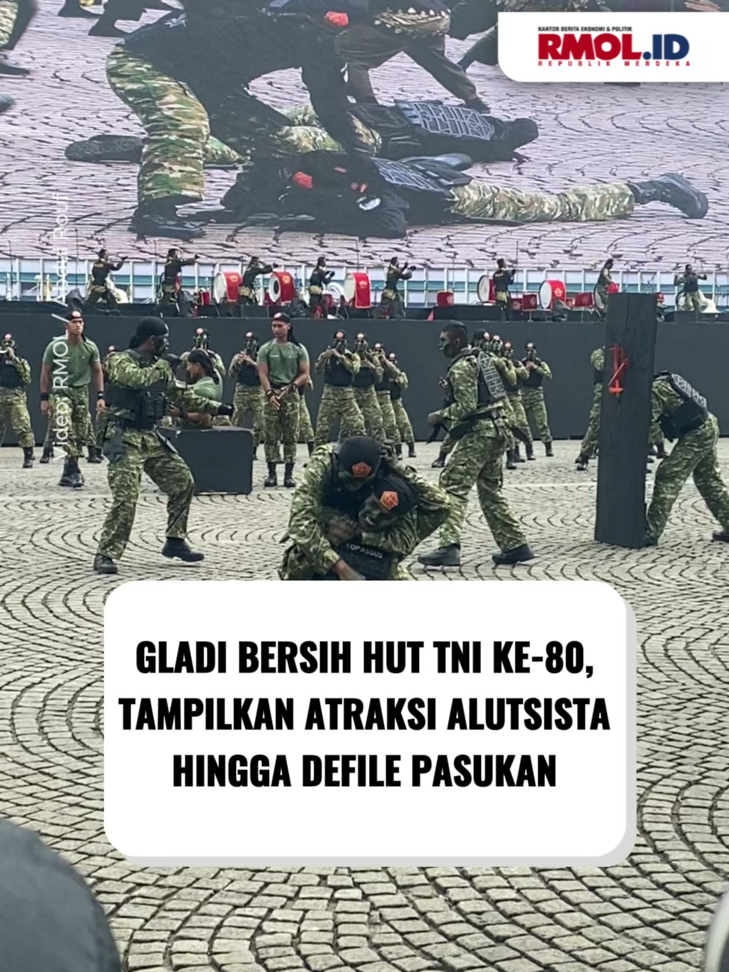Gladi Bersih HUT TNI ke-80, Tampilkan Atraksi Alutsista hingga Defile Pasukan Tentara Nasional Indonesia (TNI) menggelar gladi bersih menjelang peringatan HUT ke-80 di Monas, Jakarta Pusat, Jumat, 3 Oktober 2025. Prajurit dari tiga matra tampil dengan formasi rapi, lengkap dengan seragam tempur dan persenjataan.  Gladi dipimpin Pangkogabwilhan III Letjen Bambang Trisnohadi, disaksikan Panglima TNI Jenderal Agus Subiyanto, Menhan Sjafrie Sjamsoeddin, serta para kepala staf. Rangkaian dimulai dengan simulasi upacara militer, termasuk pemeriksaan pasukan oleh peran Presiden dan Wapres. Atraksi alutsista kemudian menghentak, dari manuver udara jet tempur F-16, aksi Kopasgat, tank BMP-3F, hingga pasukan berkuda yang menampilkan pembebasan sandera. Aksi semakin seru dengan simulasi serbuan gedung melibatkan penerjun, sniper, kendaraan taktis, dan drone kamikaze. Sebagai penutup, pasukan elite dari Kopassus hingga satuan khusus lainnya memukau lewat defile. #rmol #rmolid #republikmerdekaonline #gladibersihhuttni #huttni80 #tni #monas