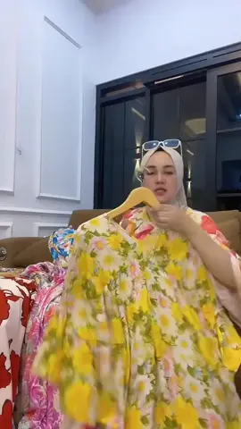 YURI Daster terbaru dengan bahan rayon diamond halus dan lembut. Modelnya cantik, cocok dipakai jalan-jalan!