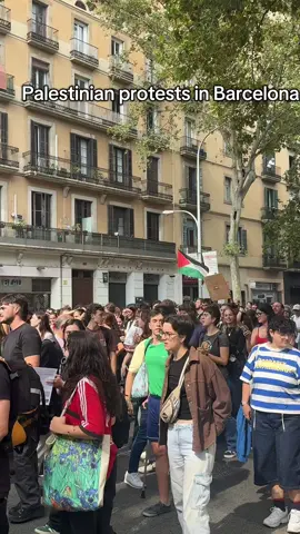 The protest in Barcelona involved about 6,500 students (according to the city police, Guardia Urbana) who started from Plaça Universitat.  #foryouシ #barcelona #chiyaguffwithbjs #spain #freepalestine🇵🇸 @Coolboyyy 