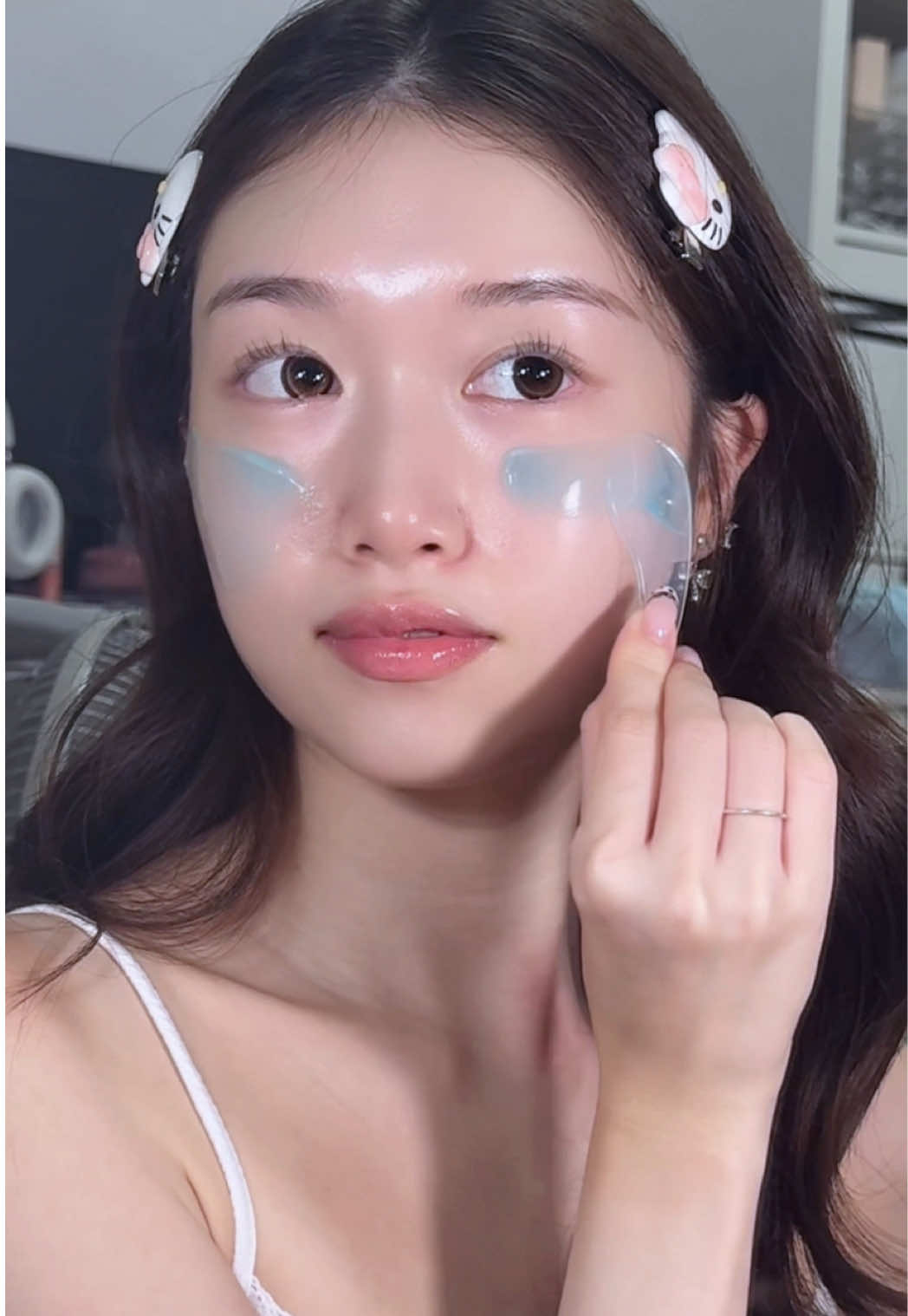 Are you hydrating your skin enough? If you want to get your dream glowy skin, you’ll need to focus on hydration 💗 recently obsessed with @medicube_SG ‘s hyaluronic ceramide jelly cream 🤭  #medicube #aquacoolingjelly #hydration #glowingskin
