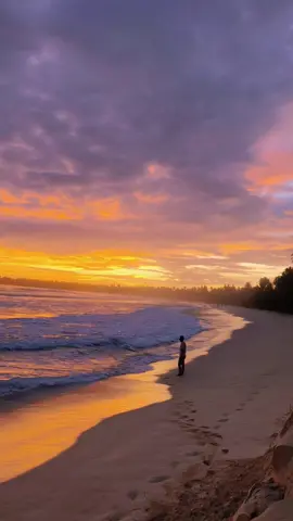 sunset make me feel better 😍  #pesonapulaumentawai  #pantaimentawai  #senja 