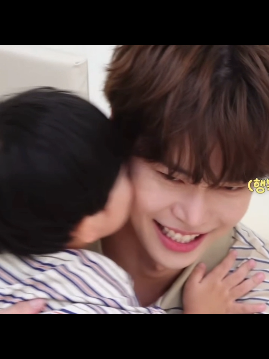 whoever decided to plan this vid they knew what they were doing DOYOUNG WITH BABIES HES TOO CUTE 😢😢😢😢😢 #nct #nct127 #doyoung #johnnynct #fyp johndo johnny doyoung baby