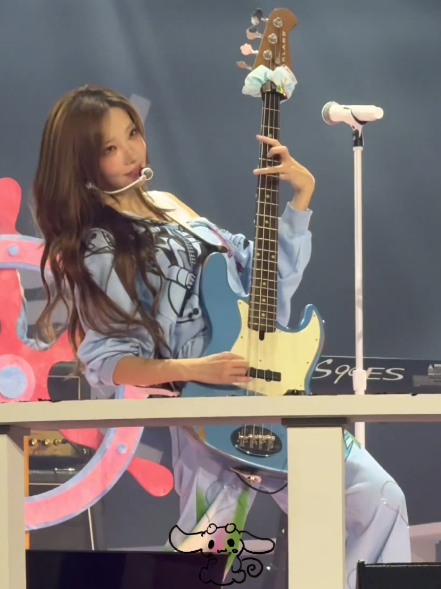 She's cooler than usual, I can't handle it 😩 [© On X: @ jentazzang] #Magenta #마젠타 #QWER