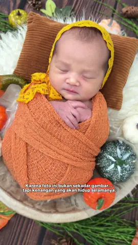 Di RS, parents bebas memilih tema dari katalog eksklusif. Dengan SOP ketat & didampingi perawat, bayi tetap aman dan nyaman. Parents pun bisa ikut mendampingi, menyaksikan, bahkan ikut foto family bersama si kecil. Karena bagi kami, newborn photography bukan sekadar foto, tapi kenangan abadi keluarga. ✨👶💚 #joenewborn #newbornjogja #fotonewbornjogja #rspantirapih #rspilihankeluarga #babyjogja #newbornphotography #familyphotography #mommybahagia #fotobayi #newbornsession #temafotonewborn #momenindahkeluarga