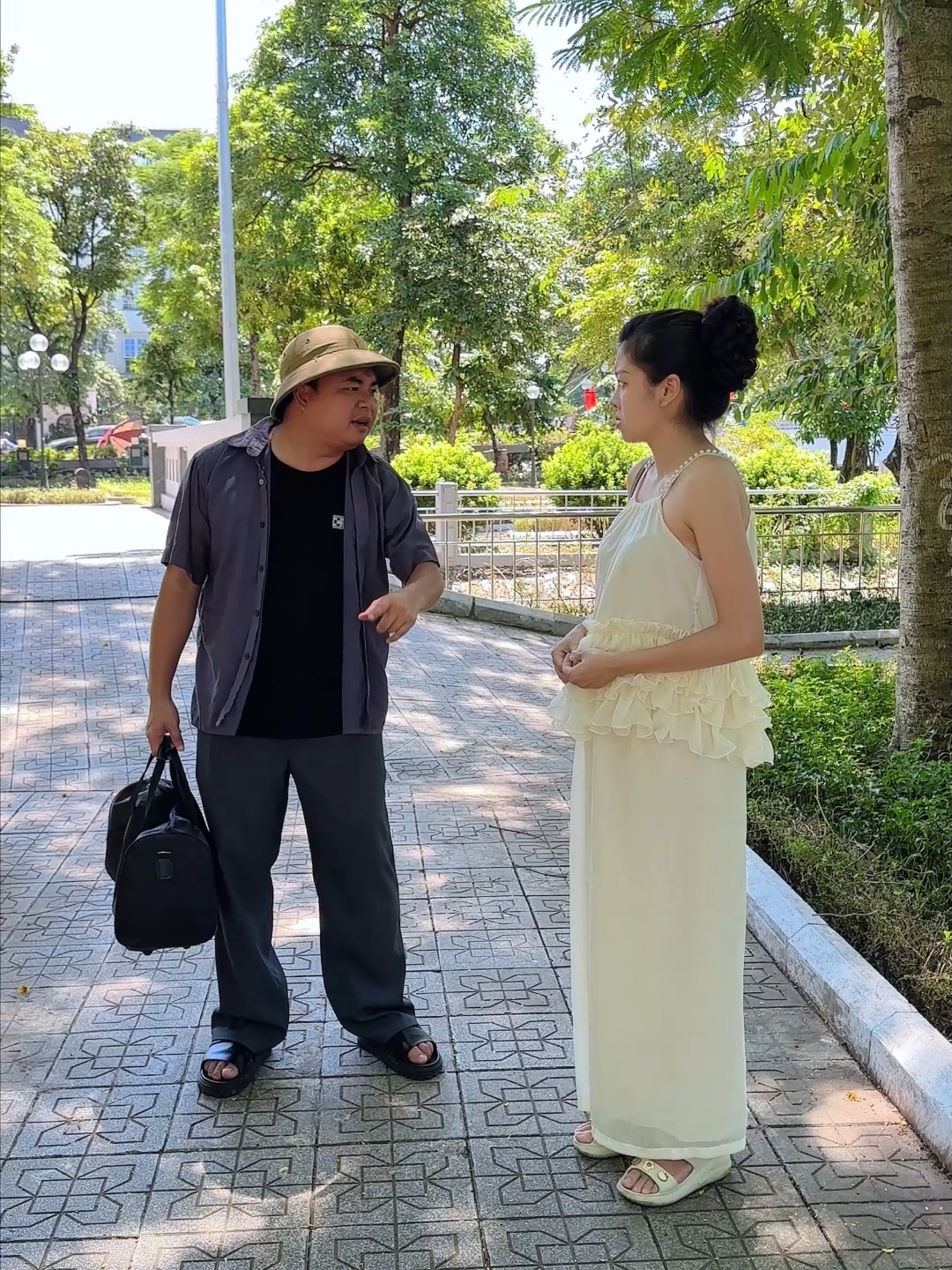 Một lúc vợ hợp tác làm ăn Kinh Tế với 4 người thế này thì mấy mà mua SH cho chồng ! #HaiTruongGiang #tgmedia