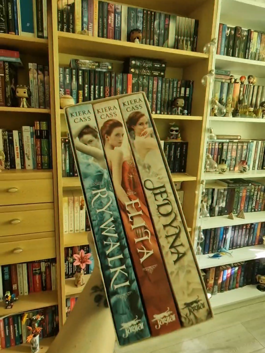 Who is waiting for the film? #booktoker #book #fyp #theselection #kieracass 