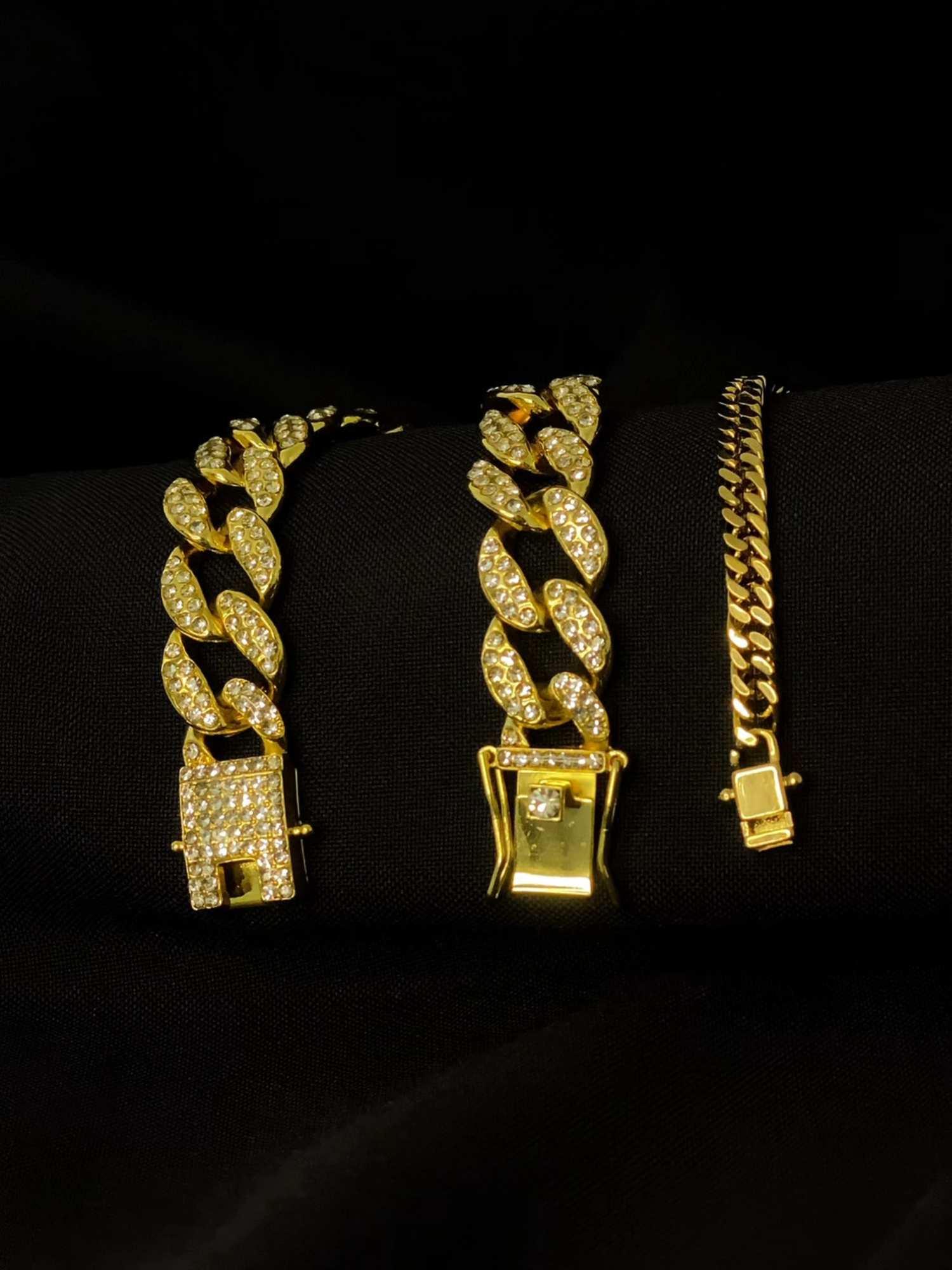 🔥 Pulseiras cravejadas estilo dourado e prateado, resistentes e com brilho que não passa despercebido. ⚡ O detalhe certo pra transformar seu visual no ato! #MansaoJoias #PulseirasCravejadas #CorrenteEstilo #AcessoriosMasculinos #BrilhoDeRespeito