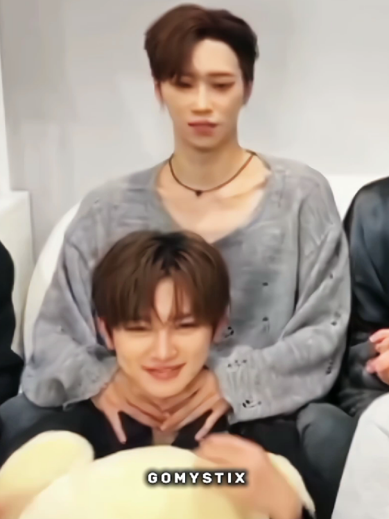 help why is jiahao choking him lol 😭  #haoxin #zhangjiahao #zhouanxin #ALD1 #boys2planet 