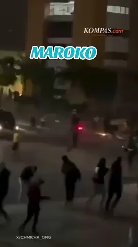 Gelombang demonstrasi di Maroko memasuki hari kelima pada Rabu (1/10/2025) dan memicu kericuhan di sejumlah kota.
 
 
 Di Oujda, kota terbesar di timur Maroko, sebuah kendaraan polisi menabrak massa hingga menyebabkan satu orang terluka.
 
 
 Aksi demonstrasi di Maroko yang dipicu keresahan sosial ini terjadi menjelang Piala Afrika 2025 dan pemilu legislatif 2026.