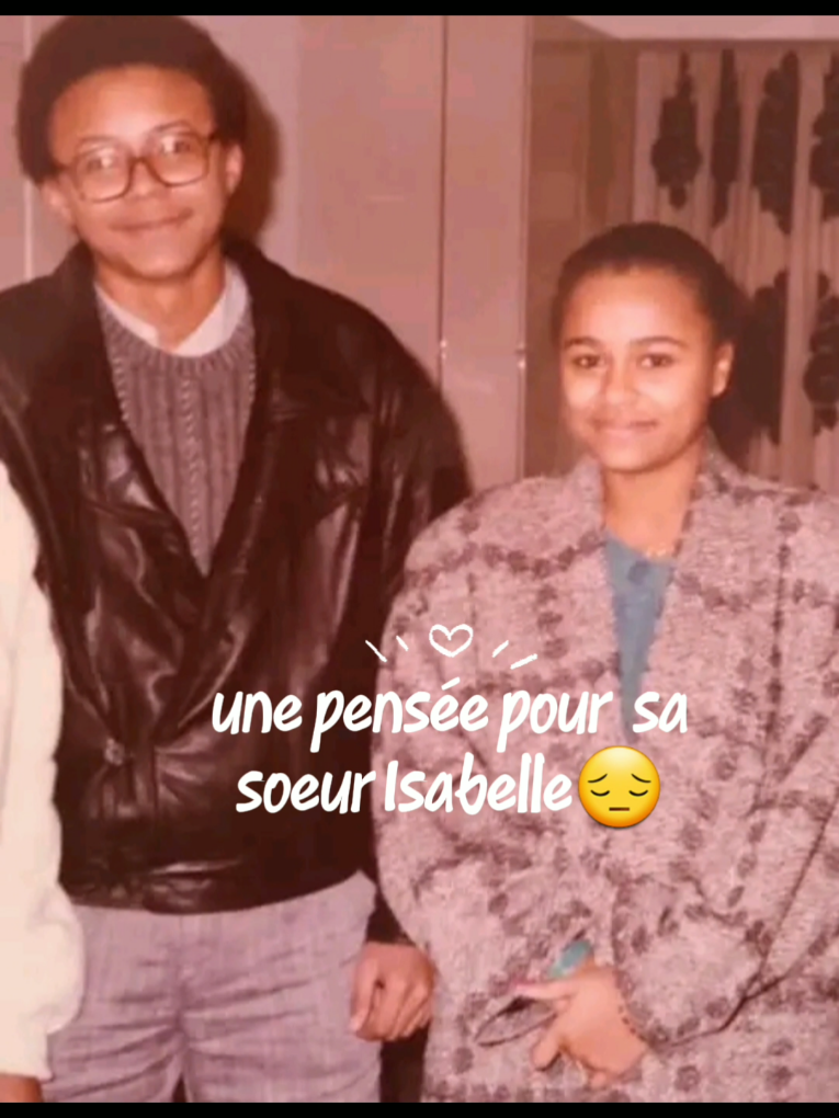 Au début des années 90, un drame frappe le zaïre, c'est monsieur bokana qui meurt dans un crash d'avion avec sa fille isabelle, ils revenaient d'un deuil, c'était au mois de mars, l'avion avait perdu tout contact radio, avant d'être retrouvé en morceaux.  Cette chanson dédiée au grand frère d'isabelle Serge Djino a fait que tous ceux qui portent le nom de Serge on les appelait Djino😂 Une pensée à sa soeur qui aurait fêté ses 55 ans en mars 2025🙏🏼 #videoviral #zaire #fyp #nostalgie 