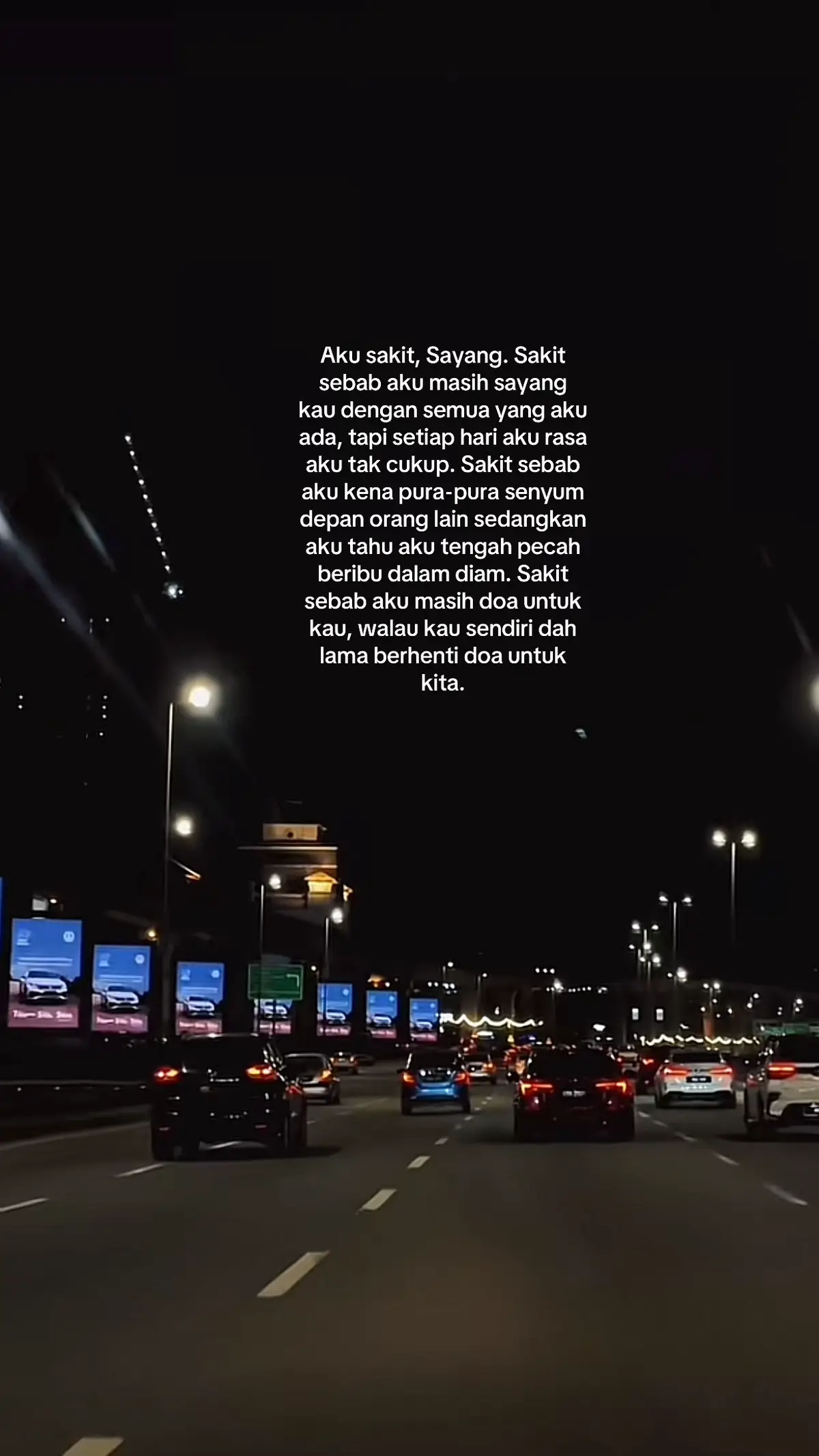 🌹 Aku tulis ni sebab aku dah tak mampu simpan semua ni dalam dada. Aku sesak. Sesak sampai rasa nafas ni berat setiap kali aku fikir tentang kita. Dulu kau rumah untuk aku pulang, sekarang kau jadi tempat aku paling takut balik. Aku tak pernah sangka orang yang aku panggil “sayang” boleh buat aku rasa sejauh ni. Kau pernah janji takkan lepaskan aku, Sayang. Tapi aku rasa kau dah lepaskan aku lama — cuma tangan aku yang masih menggenggam bayang-bayang kau. Aku tahan. Aku sabar. Aku berdiam. Aku fikir kau akan nampak aku, akan rasa aku. Tapi semakin aku tunggu, semakin aku tenggelam. Aku sakit, Sayang. Sakit sebab aku masih sayang kau dengan semua yang aku ada, tapi setiap hari aku rasa aku tak cukup. Sakit sebab aku kena pura-pura senyum depan orang lain sedangkan aku tahu aku tengah pecah beribu dalam diam. Sakit sebab aku masih doa untuk kau, walau kau sendiri dah lama berhenti doa untuk kita. Kalau aku pergi nanti, bukan sebab aku tak sayang. Tuhan tahu aku sayang. Tapi aku dah tak ada lagi bahu untuk aku sendiri sandar. Aku dah tak ada lagi tenaga nak hidup dengan hati yang kau koyak-koyakkan sikit-sikit. Aku cuma nak kau tahu sebelum semuanya terlambat: aku pernah cinta kau sampai aku hilang diri sendiri. Dan sekarang aku tulis ni dengan tangan yang menggigil, bukan untuk buat kau rasa bersalah — tapi supaya kau tahu, aku ni manusia. Aku pun berdarah bila dilukai.
